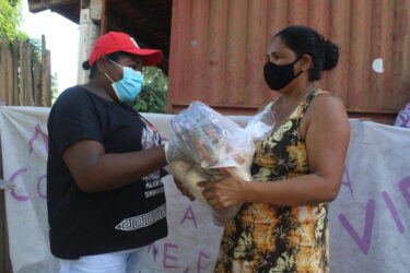 Mulheres e jovens do Acampamento Pe. Josimo entregam cestas básicas em Carrasco Bonito-TO
