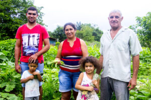 Leia mais sobre o artigo A propriedade agroecológica do Loro e da Socorro: cooperação familiar que constrói agricultura sustentável